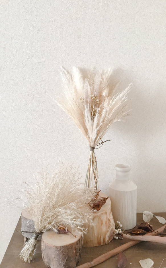 パンパスグラスと白い小花のブーケ　　スワッグ　　ドライフラワー 2枚目の画像