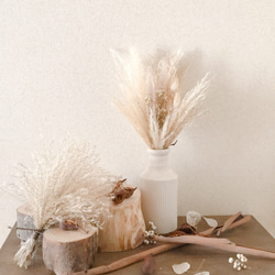 パンパスグラスと白い小花のブーケ　　スワッグ　　ドライフラワー 3枚目の画像