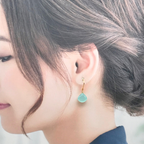 ポメころび◆ボタニカルカービング✧モスアゲート×ブルーカルセドニー ピアス 14kgf/スカイブルーカルセドニーの小粒マロン粒ピアス | iichi