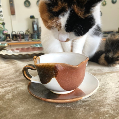 猫の形がかわいい！」香箱座り猫のカップ＆ソーサー(マドラー付)三毛猫 