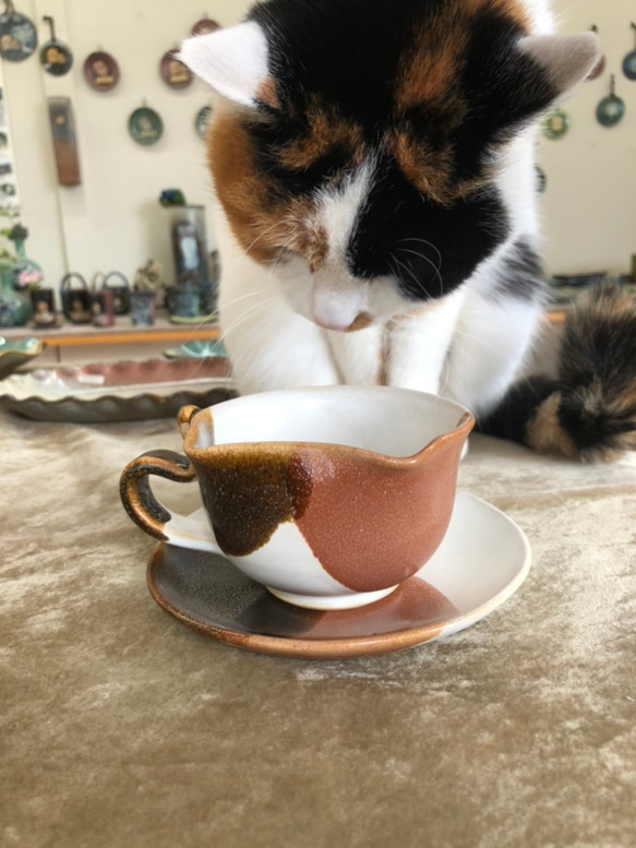 「猫の形がかわいい！」香箱座り猫のカップ＆ソーサー(マドラー付)三毛猫みぃちゃんモデル 3枚目の画像