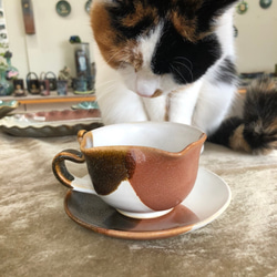 「猫の形がかわいい！」香箱座り猫のカップ＆ソーサー(マドラー付)茶トラVer. 4枚目の画像