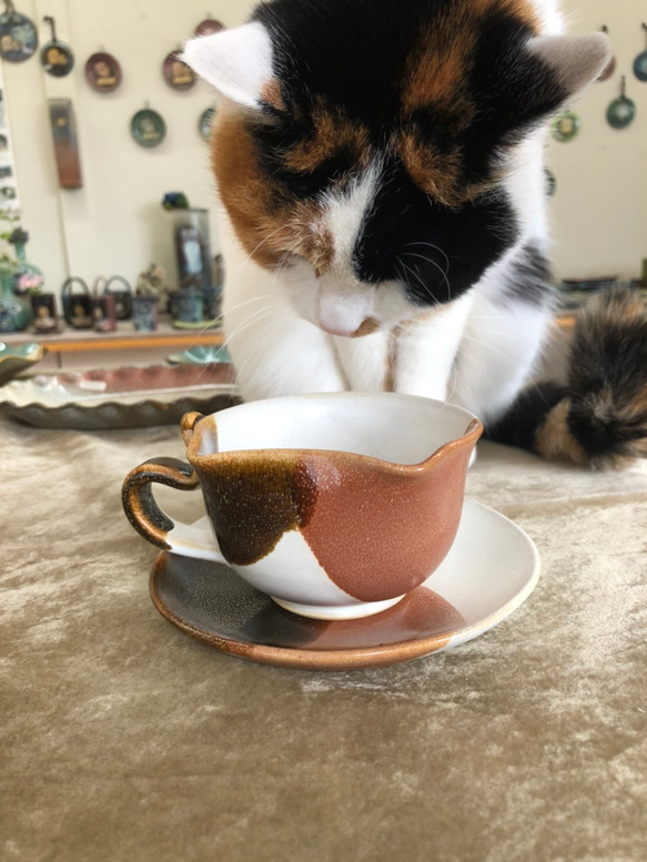 「猫の形がかわいい！」香箱座り猫のカップ＆ソーサー(マドラー付)茶トラVer. 4枚目の画像