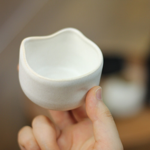 猫の形がかわいい！」猫のぐい呑み 白猫Ver. おちょこ・ぐい呑み・徳利