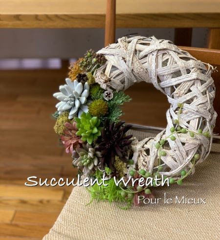 【多肉を使った壁掛けリース　Lサイズ】アートフラワー・ナチュラルリース・白＆グリーン・多肉植物