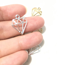 【送料無料】シルバー  アンティークパーツ  半立体  ダイヤモンドチャーム 3枚目の画像