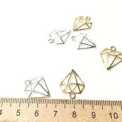 【送料無料】シルバー  アンティークパーツ  半立体  ダイヤモンドチャーム 4枚目の画像