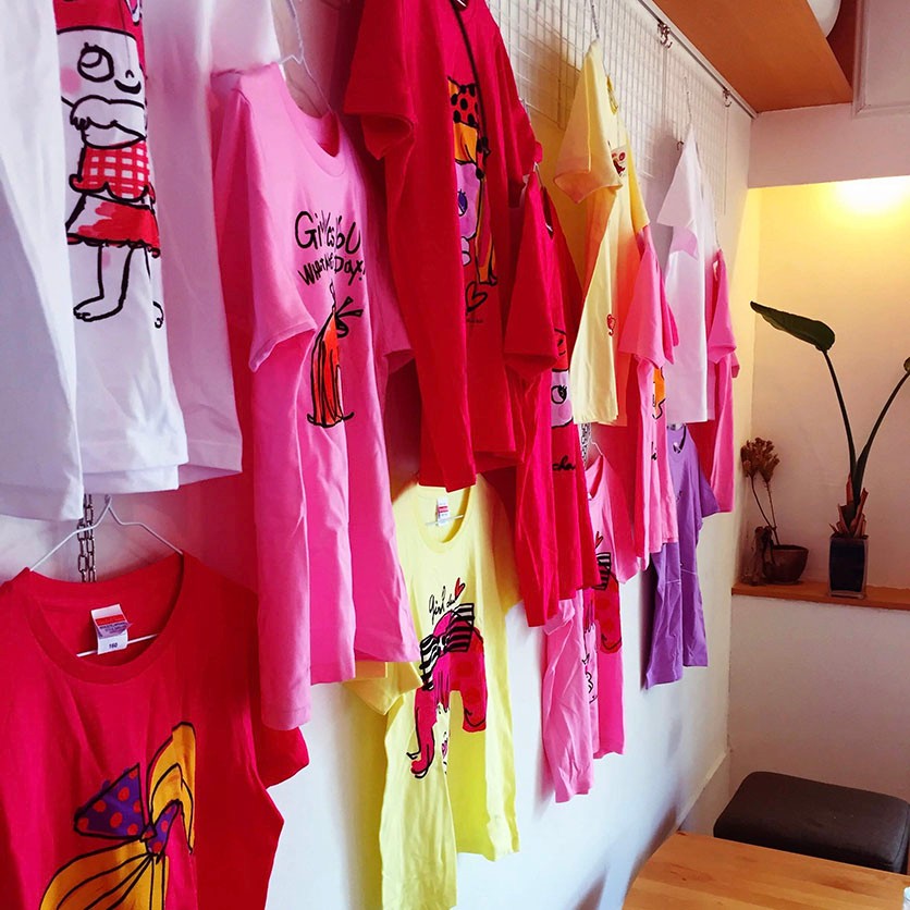 大きな水玉リボン(WHITE）自分を表現するあなたへ。girlちゃんコットンTシャツ