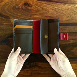 手帳のような財布／赤×チョコ×キャメル 1枚目の画像