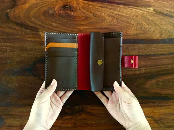 手帳のような財布／赤×チョコ×キャメル 1枚目の画像