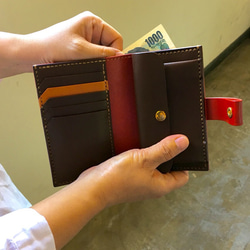 手帳のような財布／赤×チョコ×キャメル 5枚目の画像