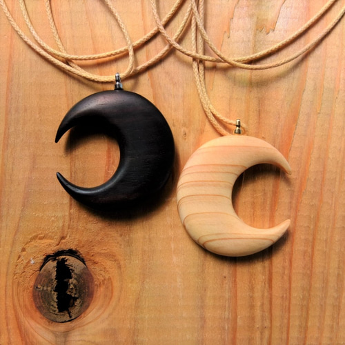 黒月】三日月(Crescent moon)の天然木 ネックレス！！高級銘木 黒檀