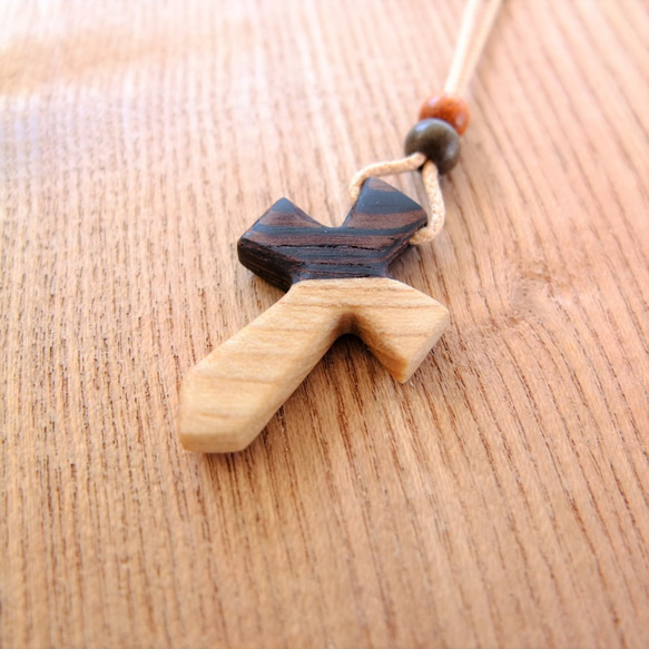 ハンドメイド 羽と木製十字架 ネックレス