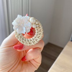 [time sale] white flower rattan pierce 2枚目の画像