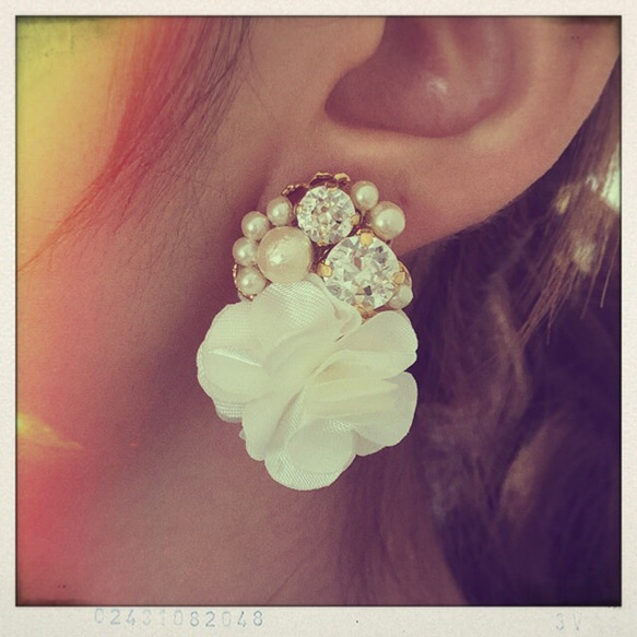 white flower pierce 1枚目の画像