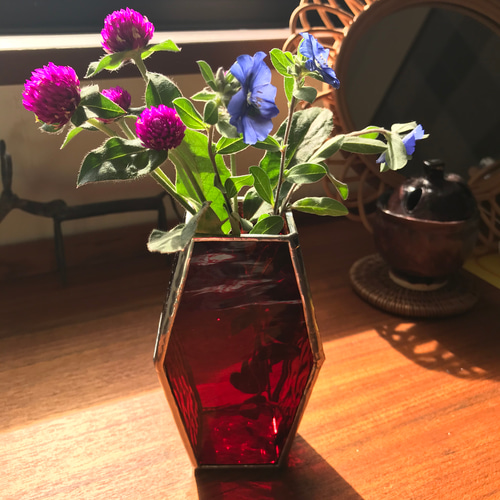 ステンドグラスの花瓶(赤) 一輪挿し・花瓶・花器 sameera 通販