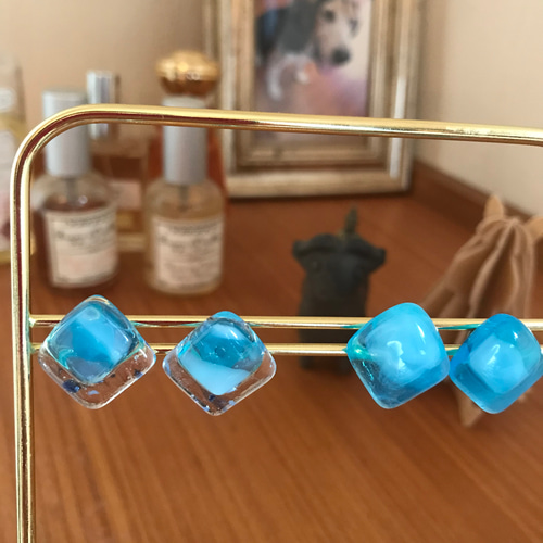 ブルーマーブルガラスのチタンピアス(クリア×ブルー) ピアス（スタッド 