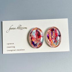 glass oval tulip paint Earrings 2枚目の画像