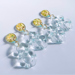【再販】glass drop mimosa flower clear mint Earrings 2枚目の画像