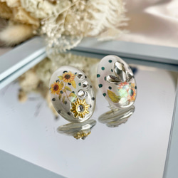 glass oval sunflower Earrings 6枚目の画像