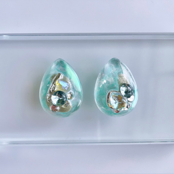 glass drop mint green Earrings 2枚目の画像