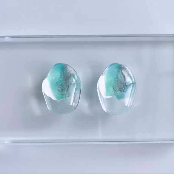 glass wave oval clear mint green Earrings 2枚目の画像