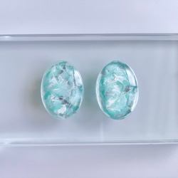 glass oval mint green Earrings 2枚目の画像