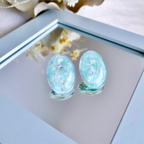 glass oval mint green Earrings 3枚目の画像