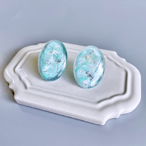 glass oval mint green Earrings 6枚目の画像