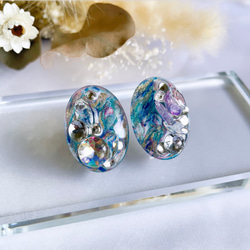 glass oval butterfly blue multi Earrings 1枚目の画像