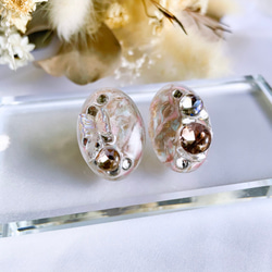 glass oval butterfly pink brown Earrings 1枚目の画像
