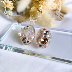 glass oval butterfly pink brown Earrings 4枚目の画像