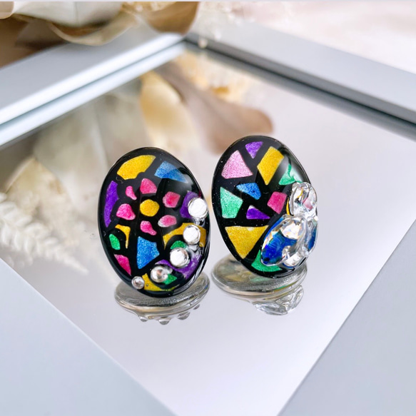 glass oval stained glass paint black Earrings ③ 5枚目の画像
