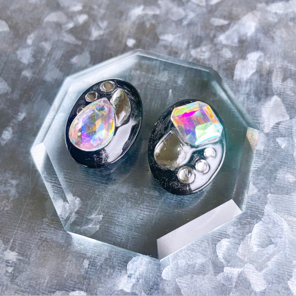 玻璃橢圓形細微差別水晶黑色耳環 第3張的照片