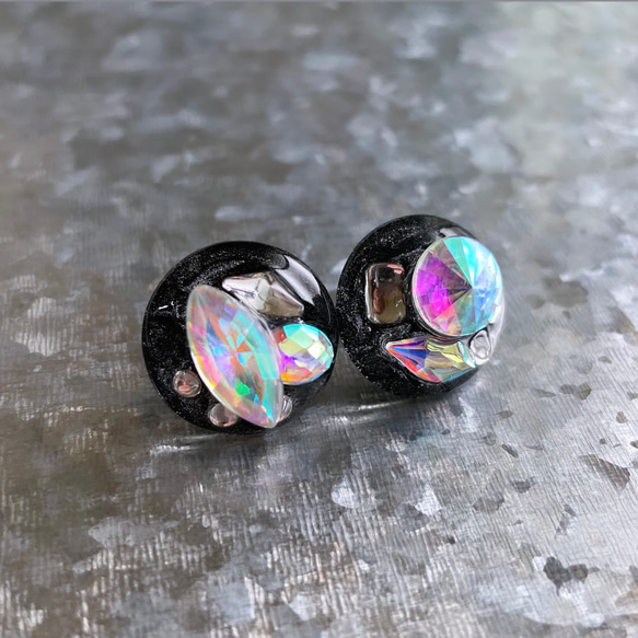 glass round nuance crystal black Earrings  ① 1枚目の画像