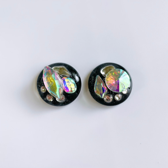 glass round nuance crystal black Earrings  ① 6枚目の画像