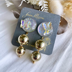 glass round moisture butterfly gold Earrings 1枚目の画像