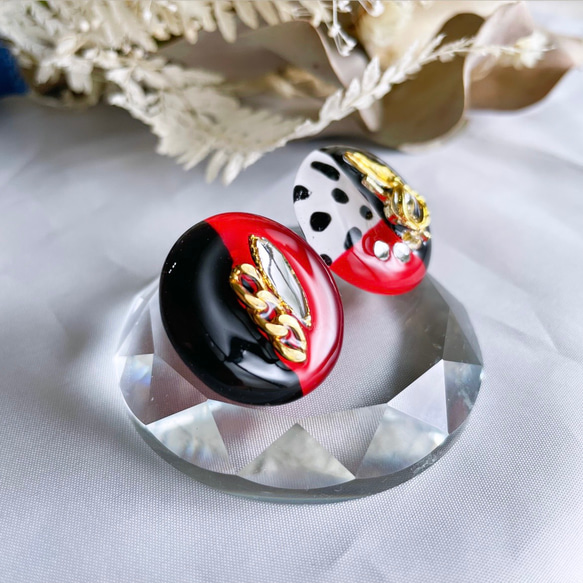 glass flat round black&red dalmatian Earrings 3枚目の画像
