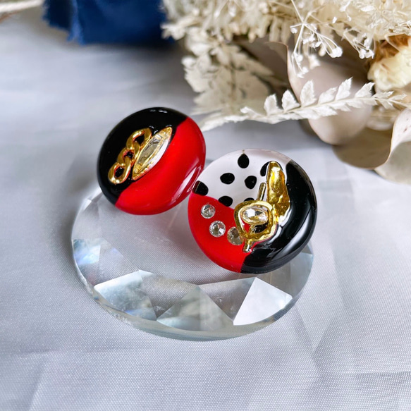 glass flat round black&red dalmatian Earrings 4枚目の画像