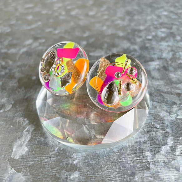 glass flat round neon clear Earrings 4枚目の画像