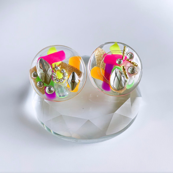 glass flat round neon clear Earrings 6枚目の画像