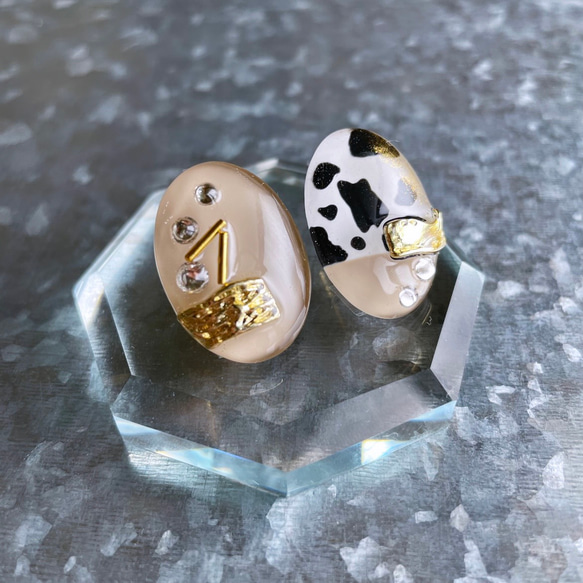 glass oval nuance animal gold Earrings 2枚目の画像