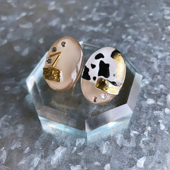 glass oval nuance animal gold Earrings 3枚目の画像