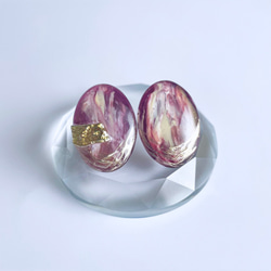 glass oval nuance wine red Earrings 3枚目の画像