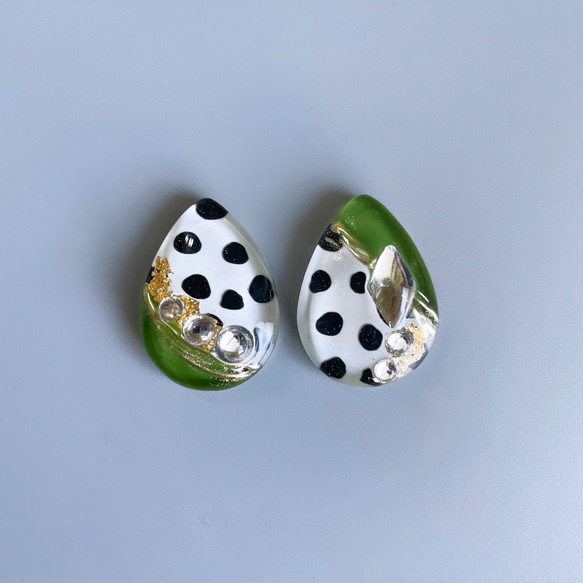 glass drop olive dalmatian Earrings 2枚目の画像