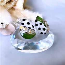 glass drop olive dalmatian Earrings 3枚目の画像