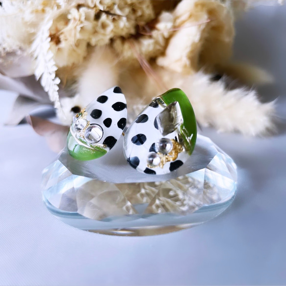 glass drop olive dalmatian Earrings 4枚目の画像