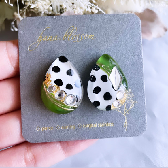 glass drop olive dalmatian Earrings 5枚目の画像