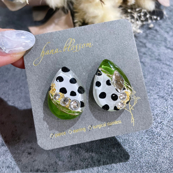 glass drop olive dalmatian Earrings 7枚目の画像