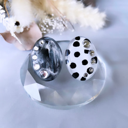 【特集掲載】glass oval monotone dalmatian Earrings 1枚目の画像